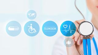 Telemedizin Ärztin bedient futuristisches Display