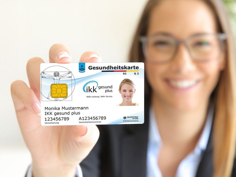 Lächelnde Frau zeigt die NFC-fähige elektronische Gesundheitskarte