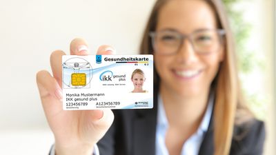 Lächelnde Frau zeigt die NFC-fähige elektronische Gesundheitskarte