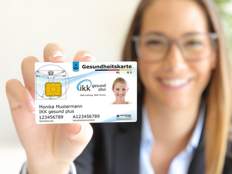 Lächelnde Frau zeigt die NFC-fähige elektronische Gesundheitskarte