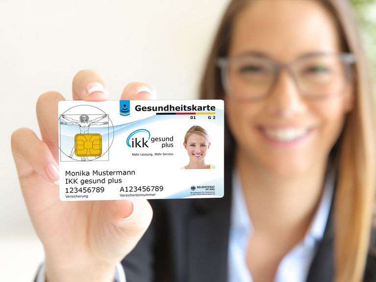 Lächelnde Frau zeigt die NFC-fähige elektronische Gesundheitskarte