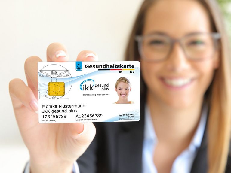 Lächelnde Frau zeigt die NFC-fähige elektronische Gesundheitskarte