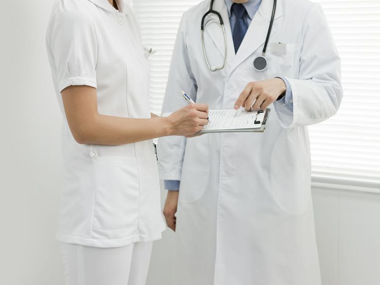 Besprechung zwischen Arzt und Schwester nach Behandlungsfehler