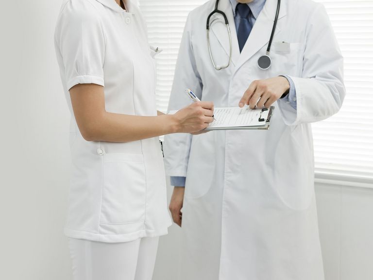 Besprechung zwischen Arzt und Schwester nach Behandlungsfehler