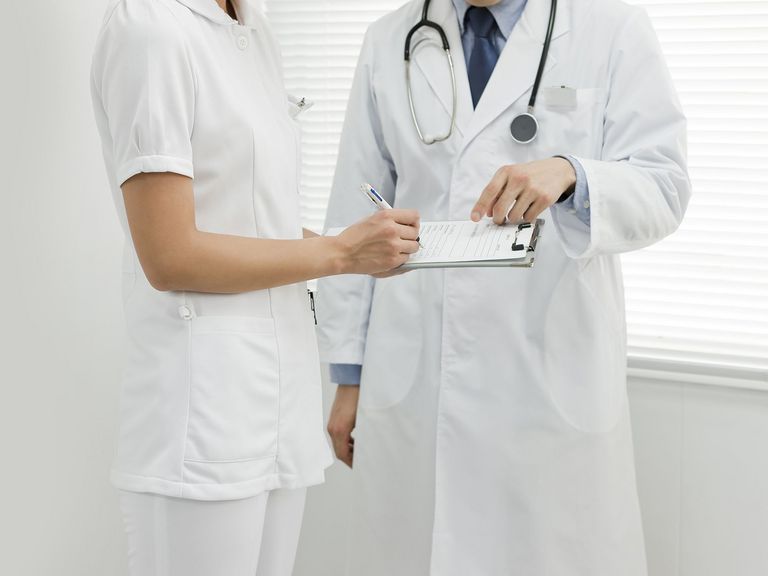 Besprechung zwischen Arzt und Schwester nach Behandlungsfehler