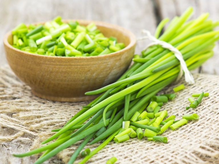 Bund Schnittlauch auf einem Holztisch