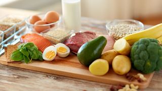 Lebensmittel Verschiedene Lebensmittel auf einem Holztisch