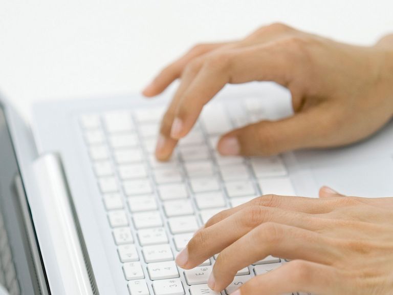 Mann tippt auf Computertastatur