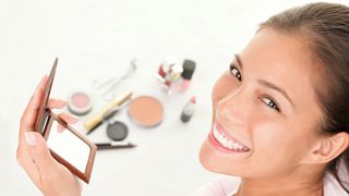 Frau trägt Makeup auf