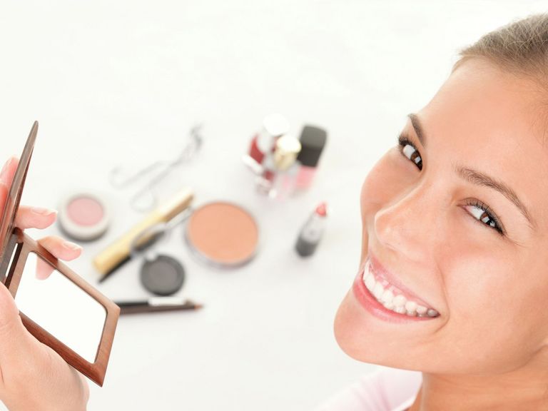 Frau trägt Makeup auf