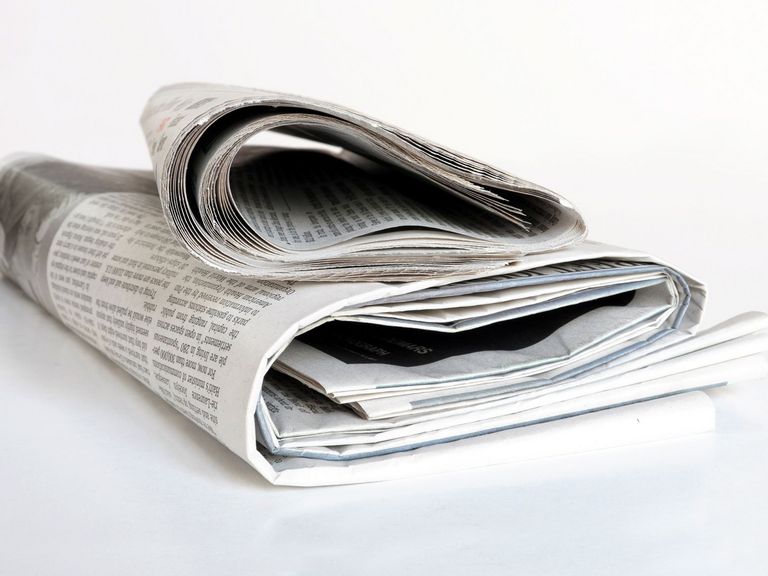 Zeitungsstapel auf einem Tisch