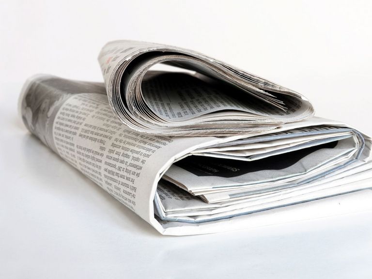 Zeitungsstapel auf einem Tisch