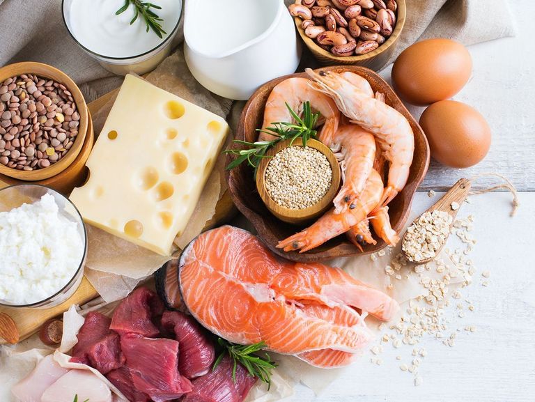 Tisch mit proteinreichen Lebensmitteln