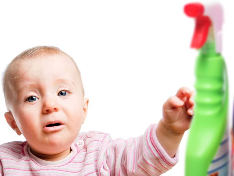 Kleinkind greift zu gefährlichen Putzmitteln
