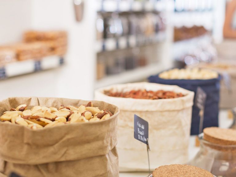 Verschiedene Nüsse, Samen und Kern unverpackt in einem Einkaufsladen