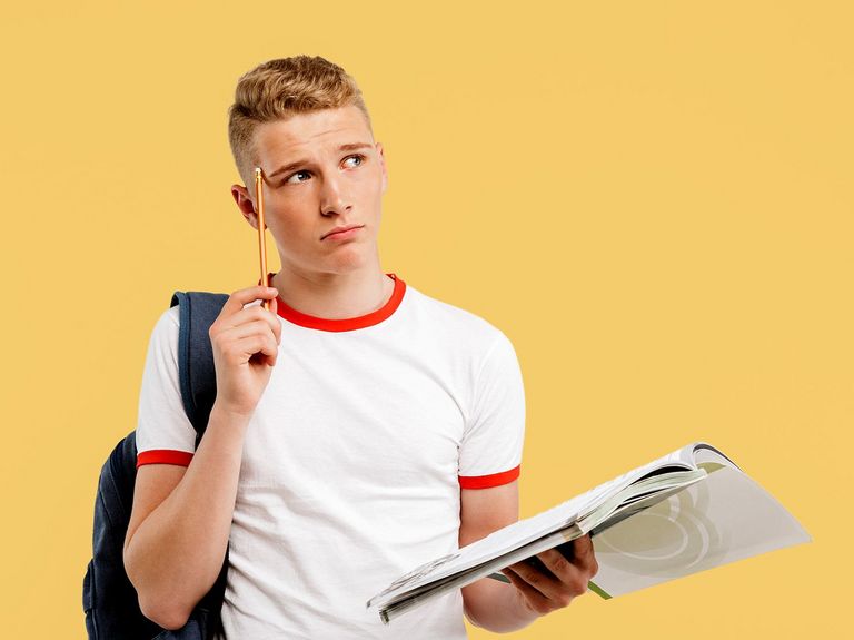 Azubi mit Mappe, Hefter und Bleistift in nachdenklicher Haltung