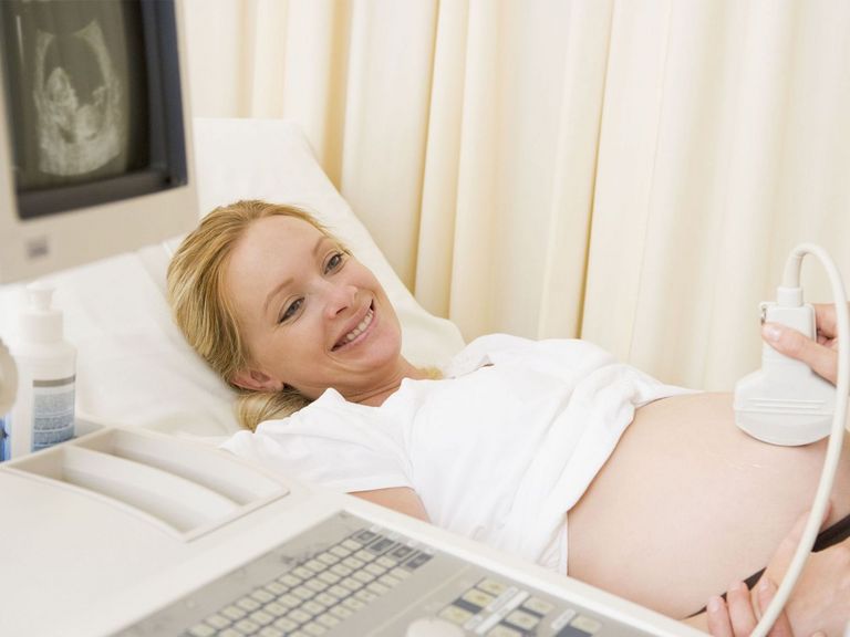 Schwangere Frau bei einer Ultraschalluntersuchung