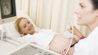 Schwangerschaft Schwangere Frau bei einer Ultraschalluntersuchung