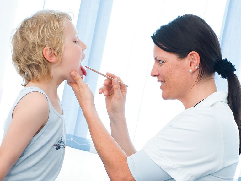 Kinderärztin untersucht ein Kind