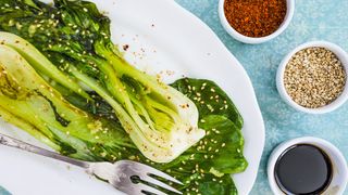 Gebratener Pak Choi auf einem Telle mit Sesam bestreut