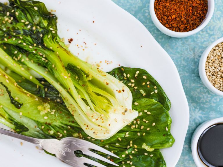 Gebratener Pak Choi auf einem Telle mit Sesam bestreut