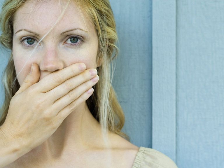 Frau schämt sich wegen ihres Mundgeruchs