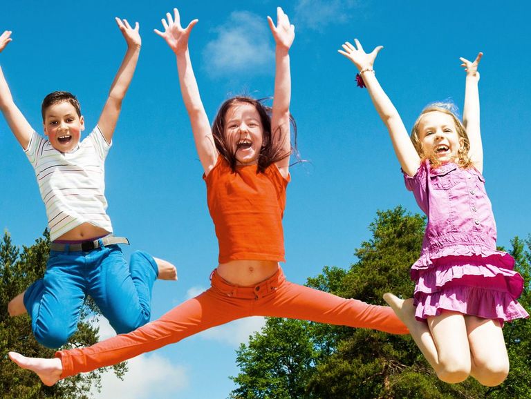 Vier Kinder springen in die Luft