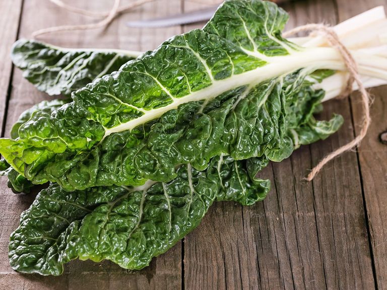Zusammengebundene Mangoldblätter