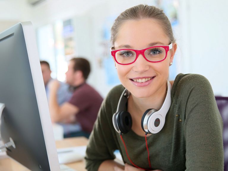 Studentin sitzt am PC