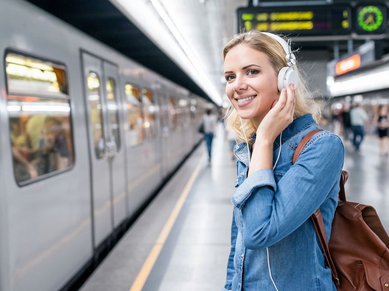 Junge Frau auf einem Bahnsteig
