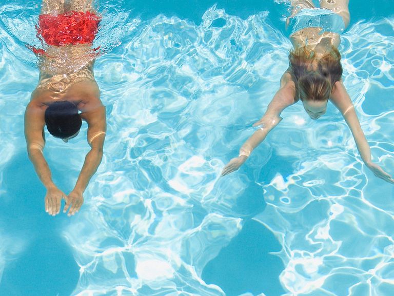 Ein Paar schwimmt in einem Pool