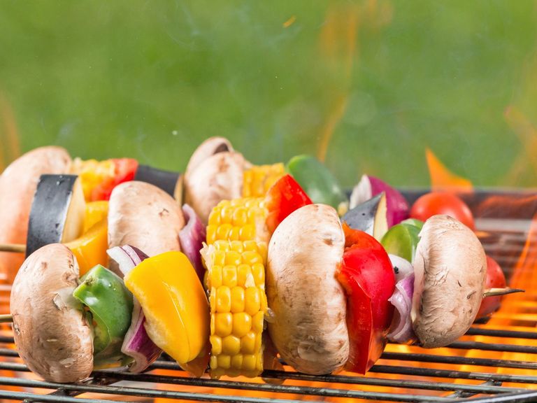 Vegetarische Spieße liegen auf dem Grill