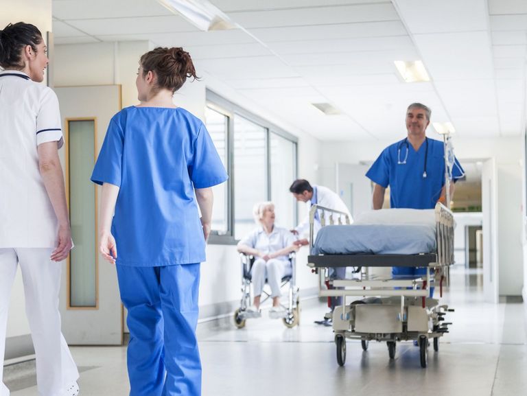 Krankenschwestern und -pfleger in einen Krankenhausflur