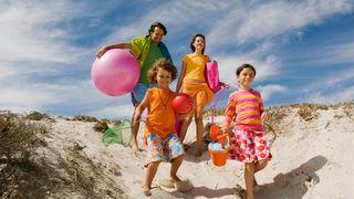 glückliche Familie macht Urlaub am Strand