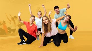 Gruppe Jugendlicher im Sportstudio in Formation