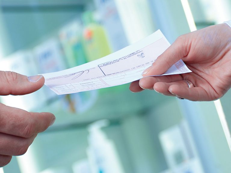 Rezept für Arzneimittel wird überreicht