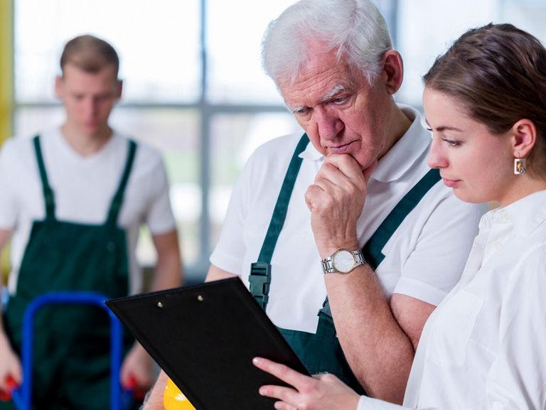 Vorgesetzte redet mit Lagerarbeiter