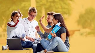 Studenten auf dem Campus zur Besprechung