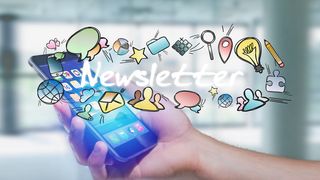 IKK Newsletter Eine Hand hält ein Smartphone mit darum kreisenden Newsletter-Symbolen