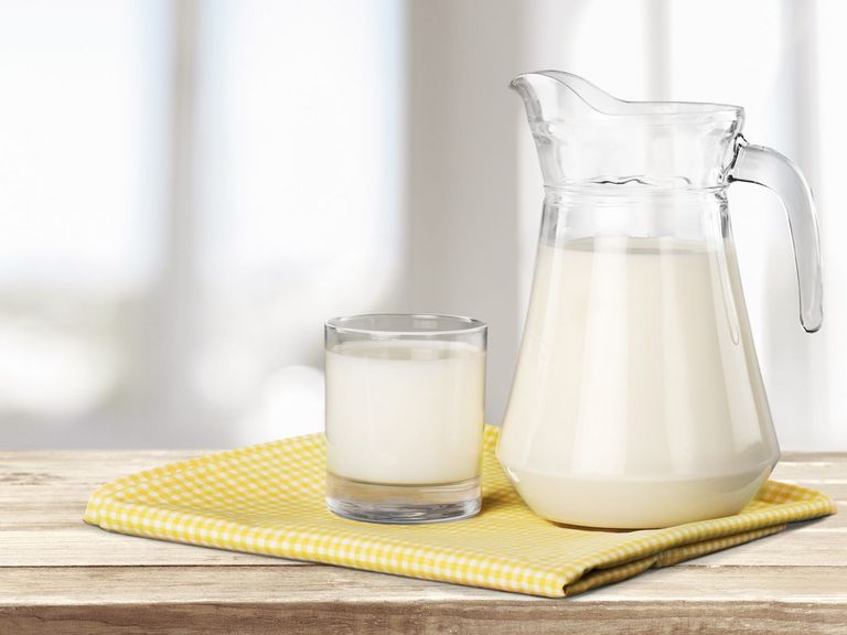 Eine Karaffe und Glas mit Milch auf einem Tisch