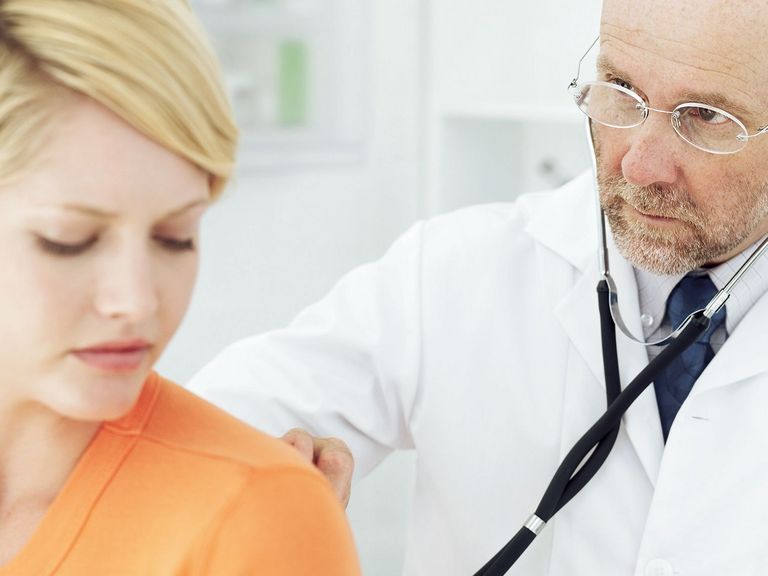 Arzt untersucht junge Frau