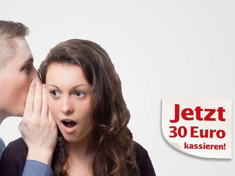 Mann flüstert einer Frau etwas ins Ohr