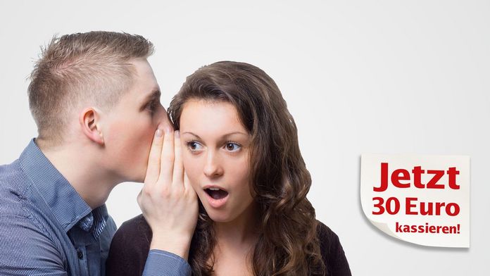 Mann flüstert einer Frau etwas ins Ohr