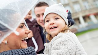 Familie mit Regenschirm unterwegs