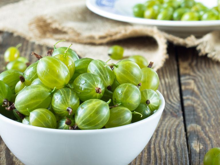 Stachelbeeren in einer weißen Schale