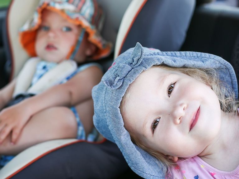 Zwei Kinder im Auto