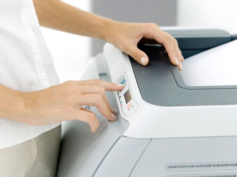 Frau am Fotokopierer