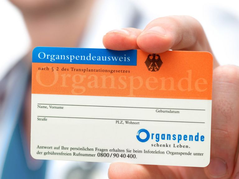 Arzt zeigt Organspendeausweis