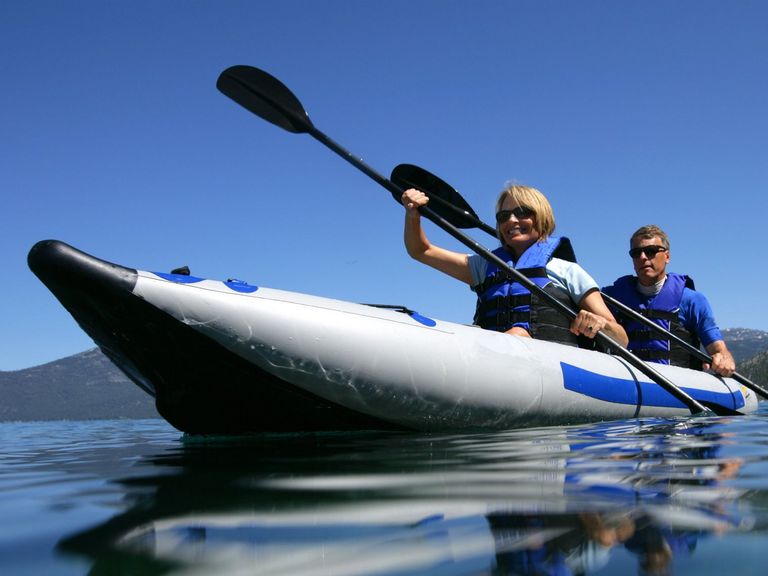 Paar paddelt über einen See