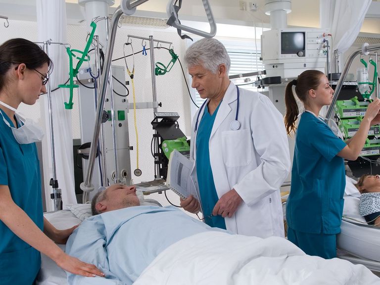 Mann wird im Krankenhaus behandelt